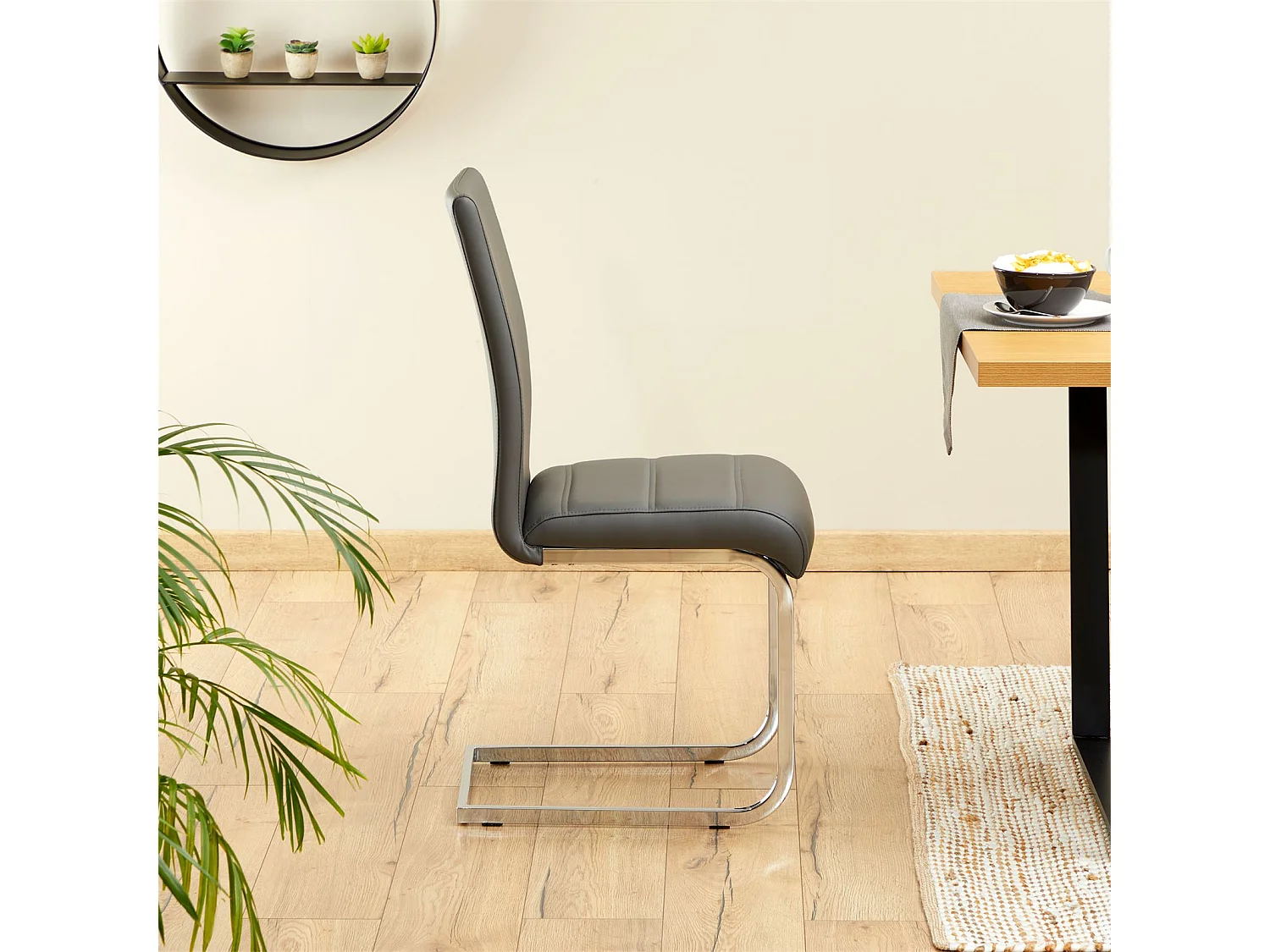 Lot de 4 chaises de salle à manger LETICIA piètement chromé et revêtement synthétique gris