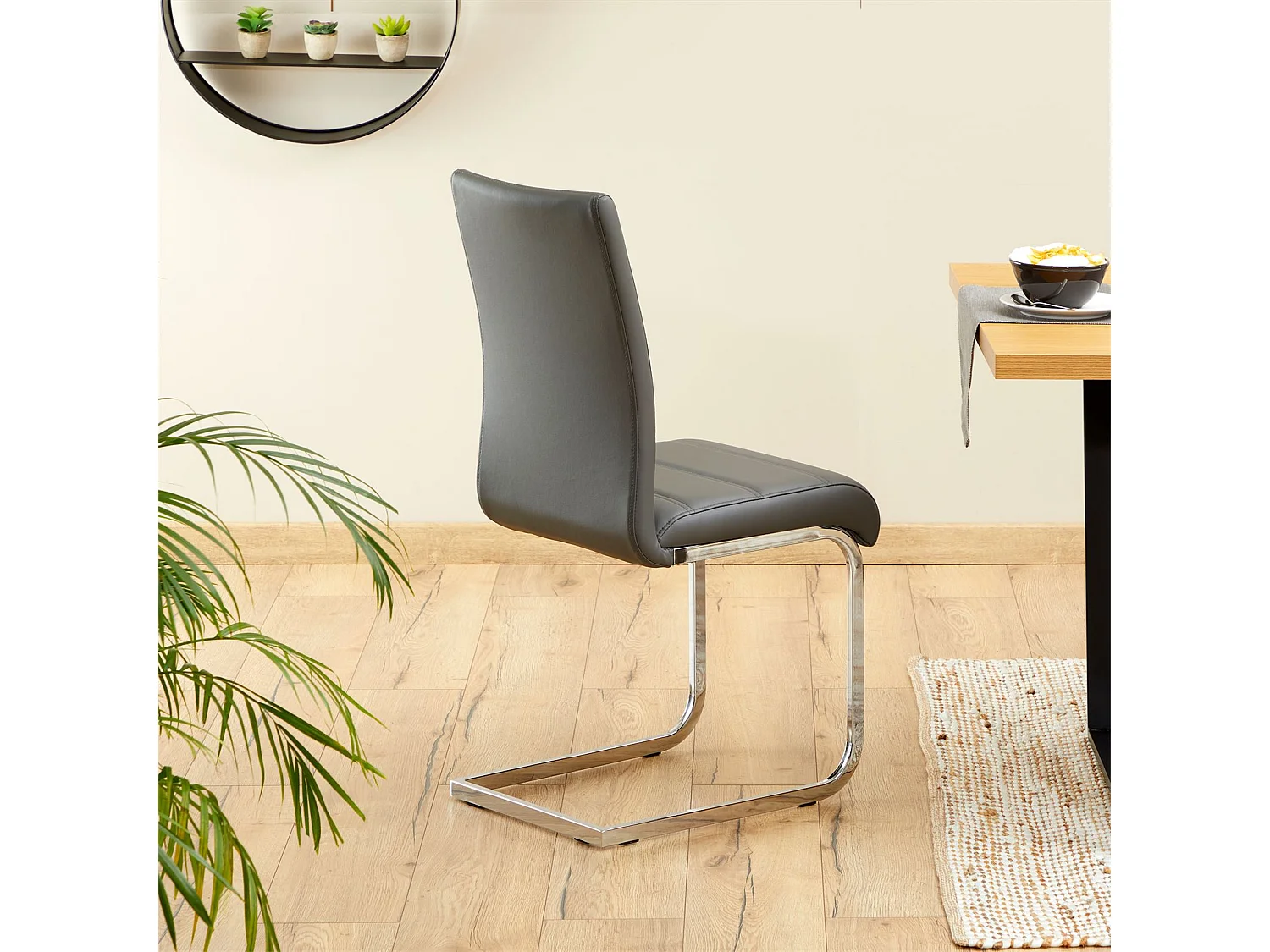 Lot de 4 chaises de salle à manger LETICIA piètement chromé et revêtement synthétique gris