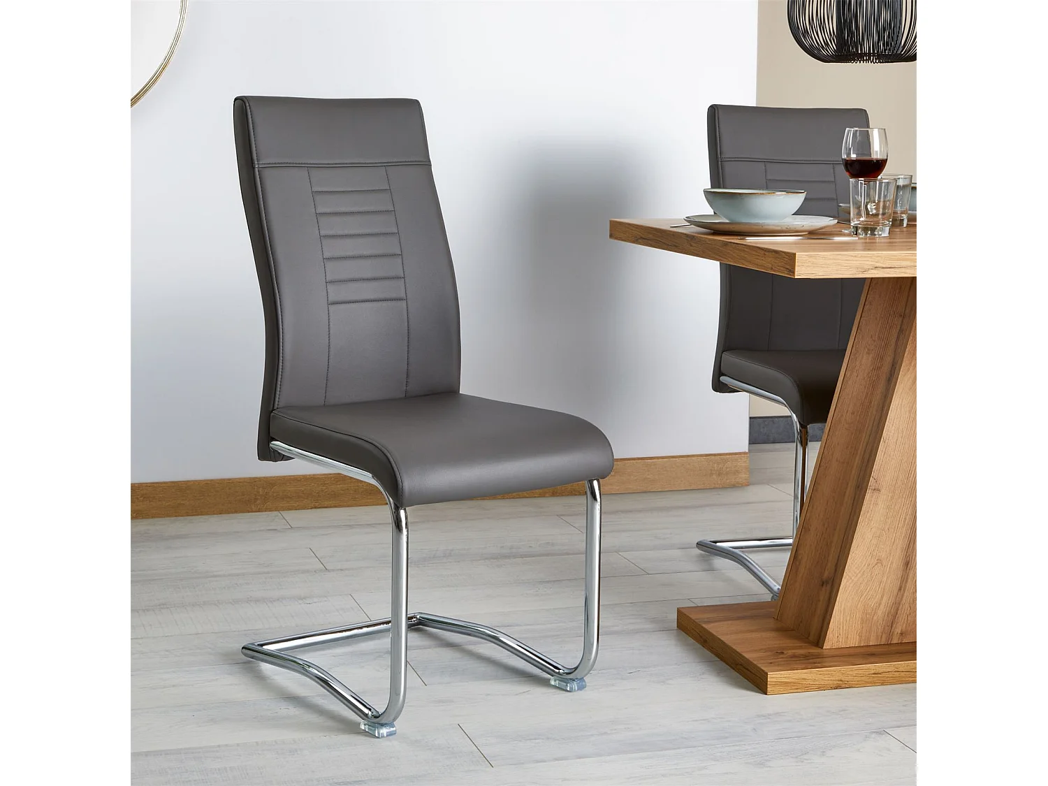 Lot de 4 chaises de salle à manger ou cuisine LOANO, Chaise cantilever avec assise rembourrée et piètement en métal, Gris foncé