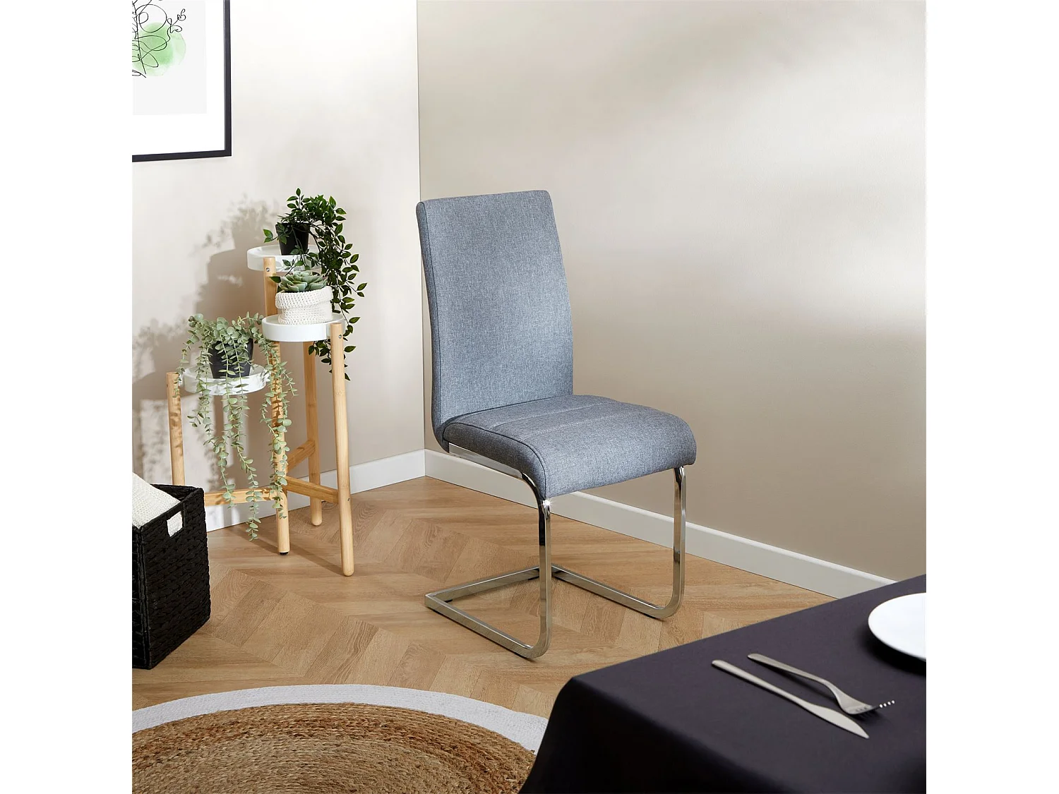 Lot de 4 chaises de salle à manger LETICIA piètement en métal chromé et revêtement en tissu gris