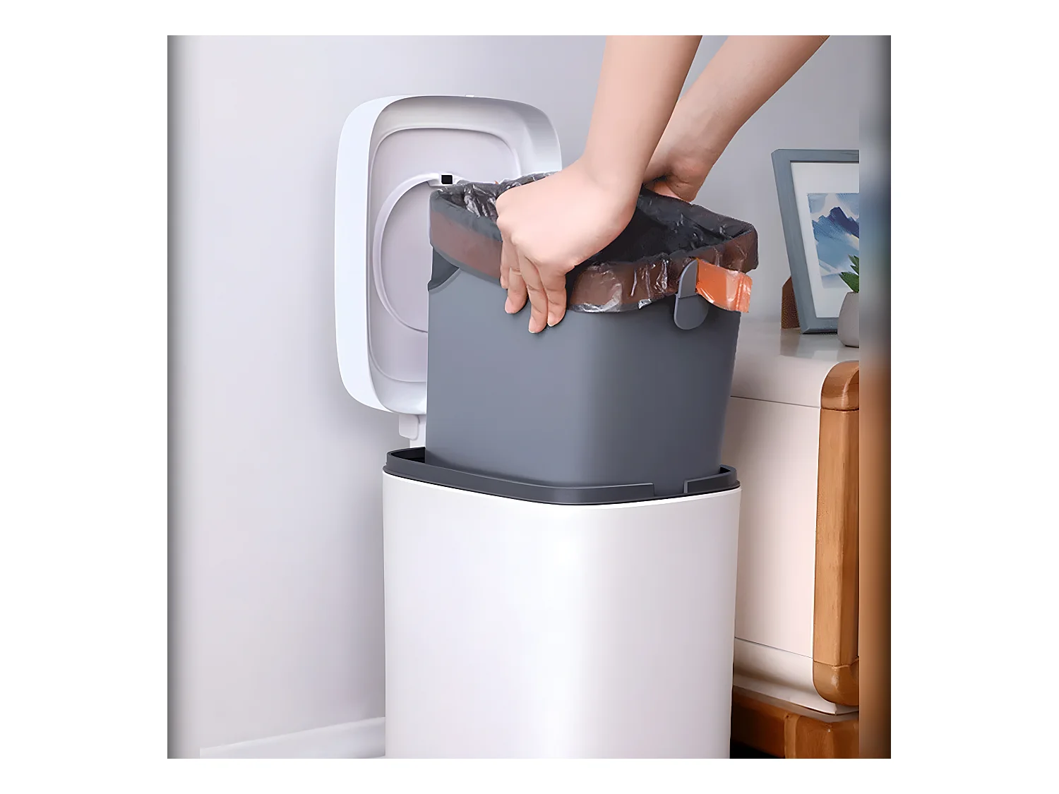 Poubelle 15 l carrée à pédale, comprenant 30 sacs poubelle.