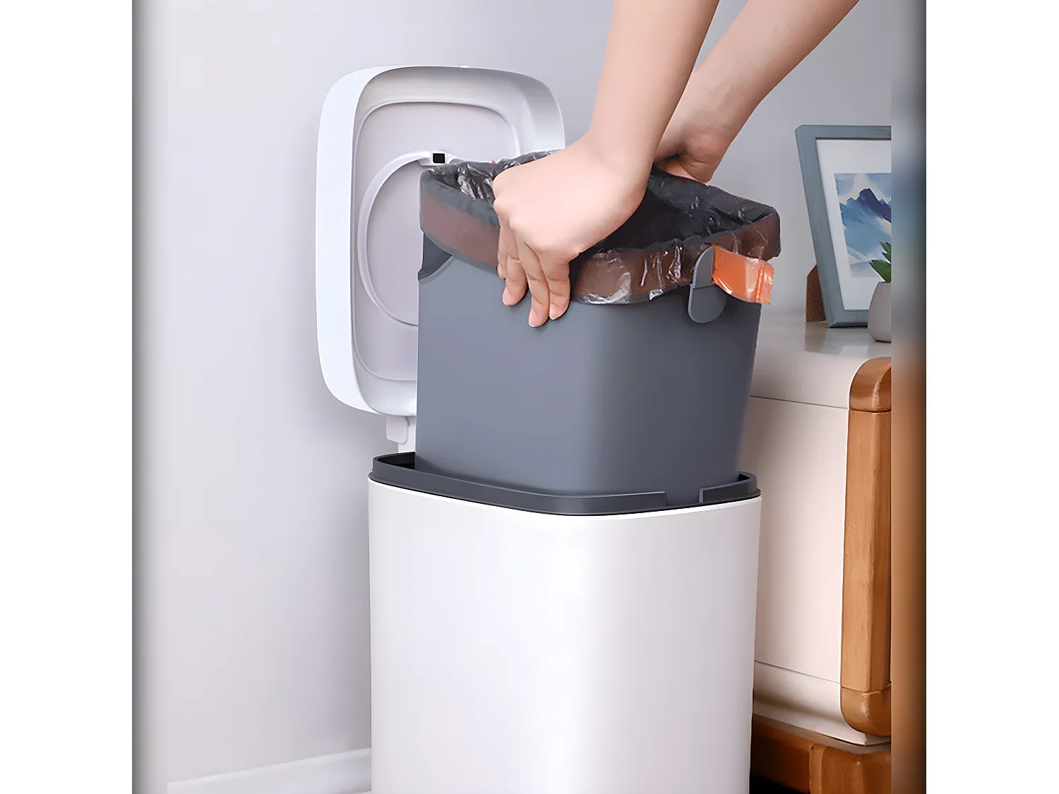 Poubelle 15 l carrée à pédale, comprenant 30 sacs poubelle.