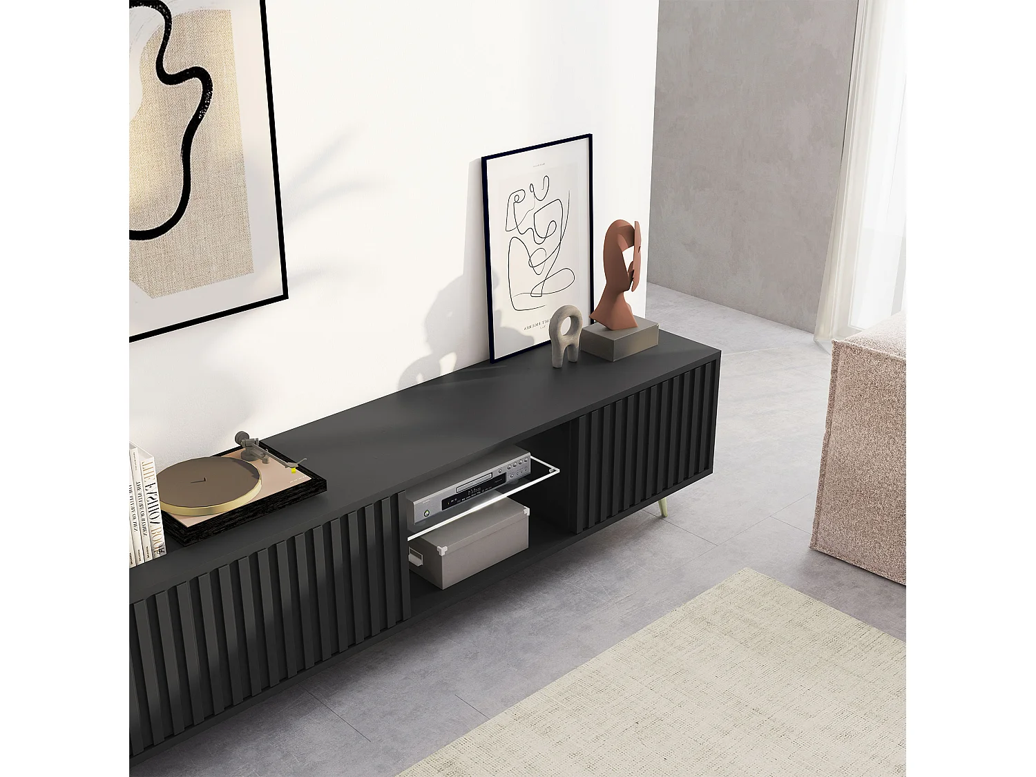 175 cm schwarzer LED-TV-Schrank mit Lamellenfronten und goldenen Beinen – Selsey Bello