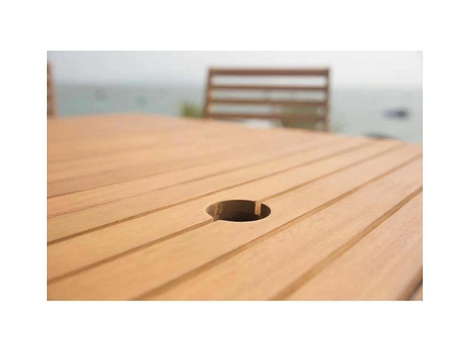 Ensemble Table et chaises de jardin - Structuré en Bois d'Eucalyptus FSC