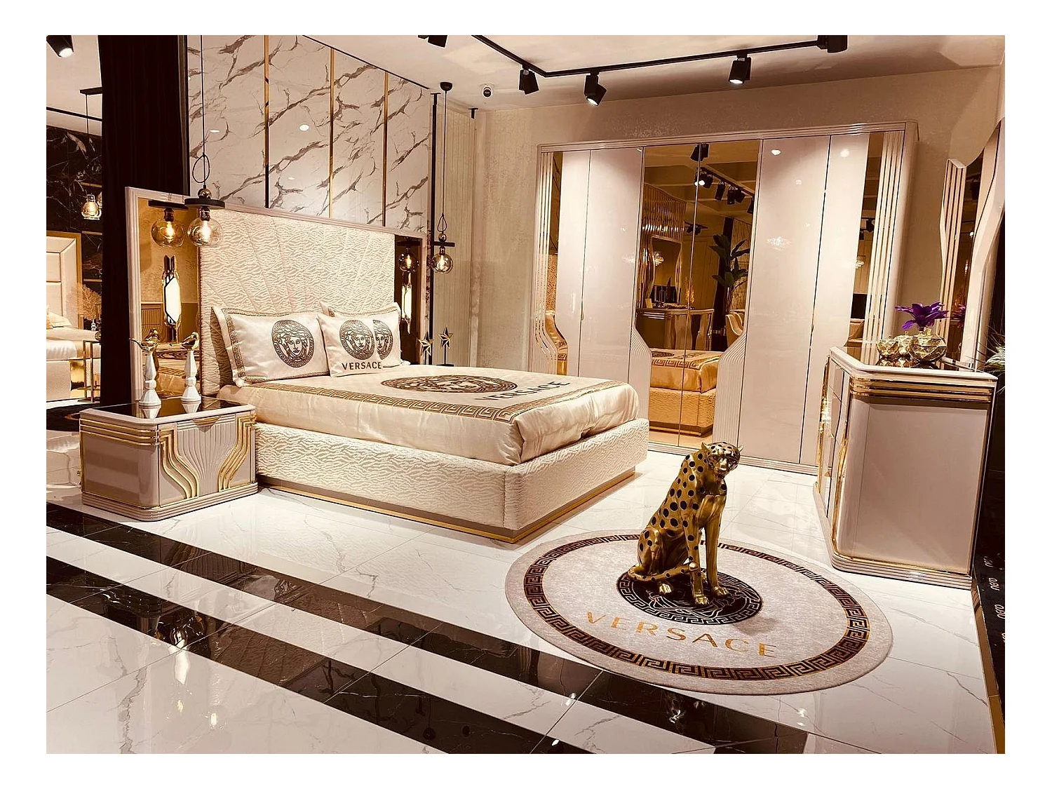 Geiles Schlafzimmer Bett mit Nachttischen Kleiderschrank Kommode Spiegel 6tlg