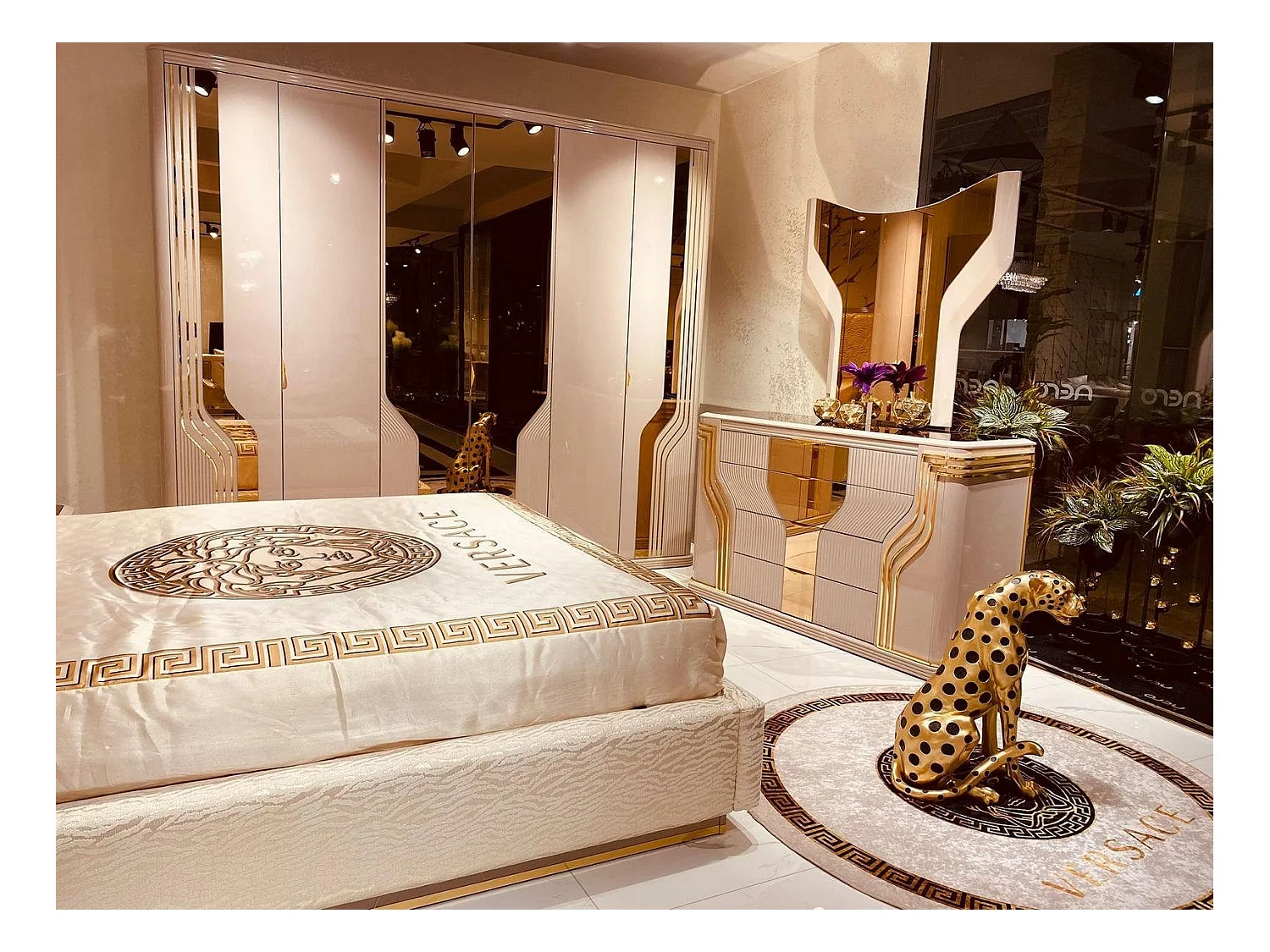 Geiles Schlafzimmer Bett mit Nachttischen Kleiderschrank Kommode Spiegel 6tlg