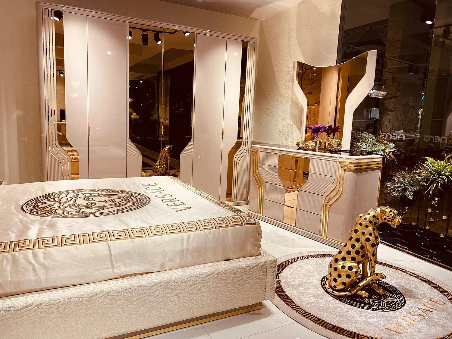 Geiles Schlafzimmer Bett mit Nachttischen Kleiderschrank Kommode Spiegel 6tlg