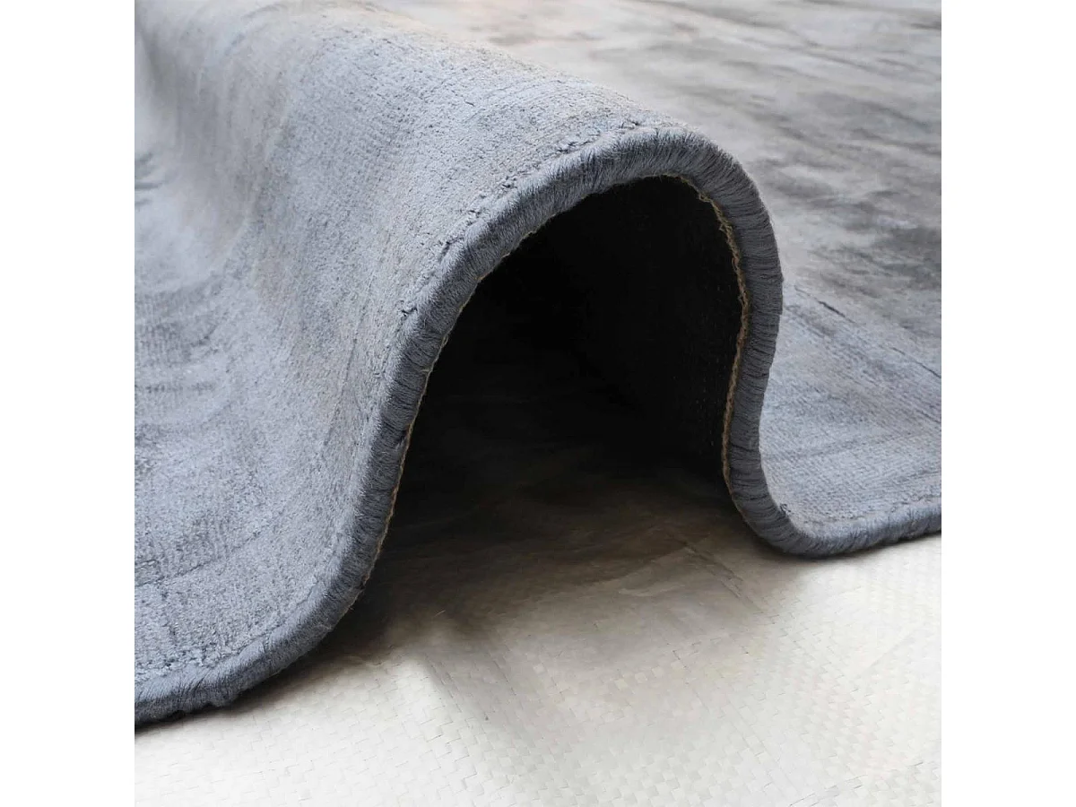 tapis salon 200x300 fait à la main en viscose bleu petrole rectangle motif uni