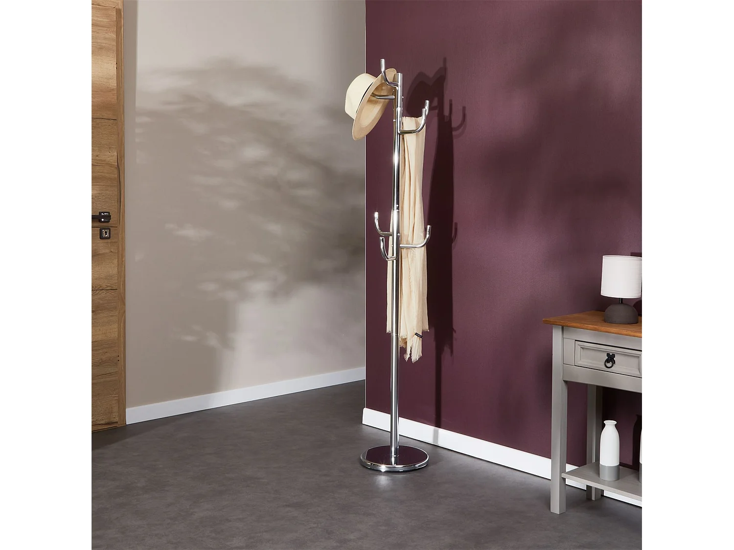 Porte-manteaux MILA portant pour vêtements sur pied socle rond et 8 crochets dont 3 à mi-hauteur, meuble d'entrée en métal chromé