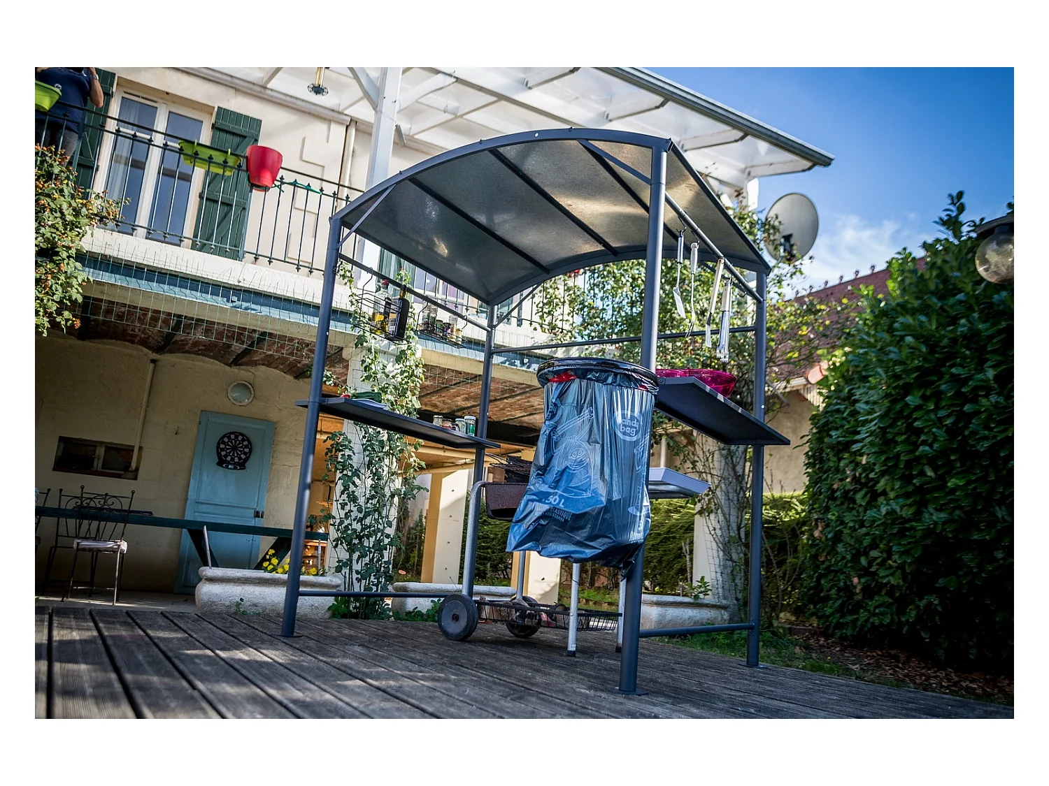 CAR1713.AC-Carport barbecue finition époxy gris anthracite / toit réalisé en acier / pieds à rattrapage de niveau et accessoires barbecue