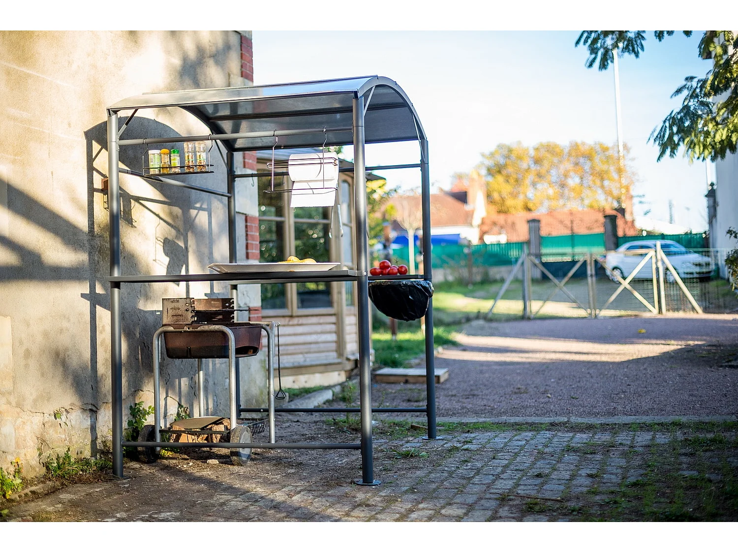 CAR1713.AC-Carport barbecue finition époxy gris anthracite / toit réalisé en acier / pieds à rattrapage de niveau et accessoires barbecue