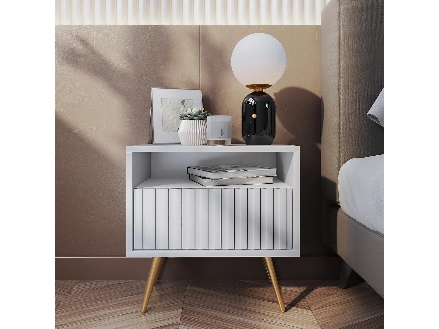 Table de chevet avec un tiroir - façade à lamelles - blanc avec pieds dorés - BELLO