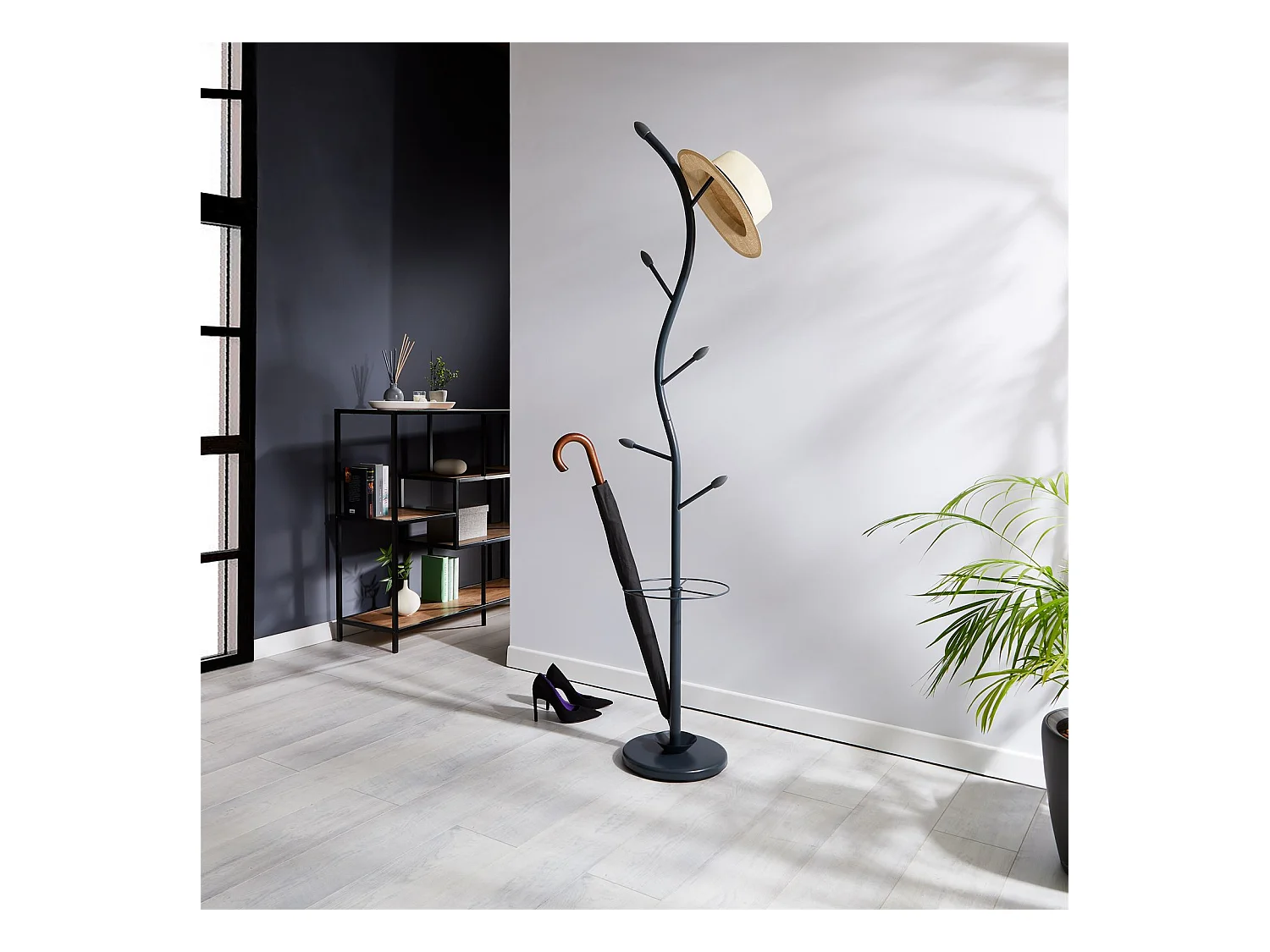 Porte-manteaux TRIANA portant à vêtements sur pied en forme d'arbre avec 6 crochets et un porte parapluie, métal laqué gris et bois