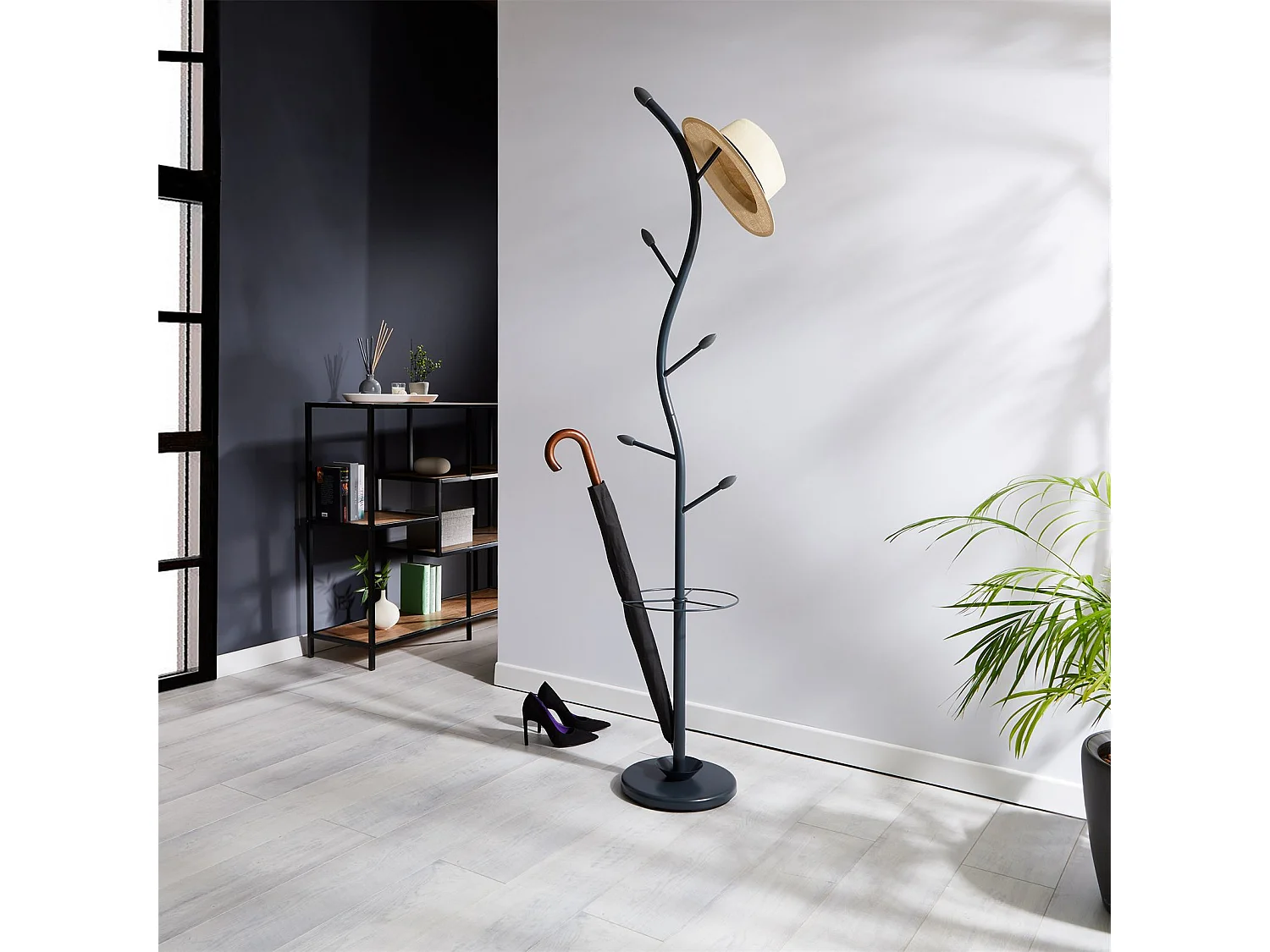 Porte-manteaux TRIANA portant à vêtements sur pied en forme d'arbre avec 6 crochets et un porte parapluie, métal laqué gris et bois