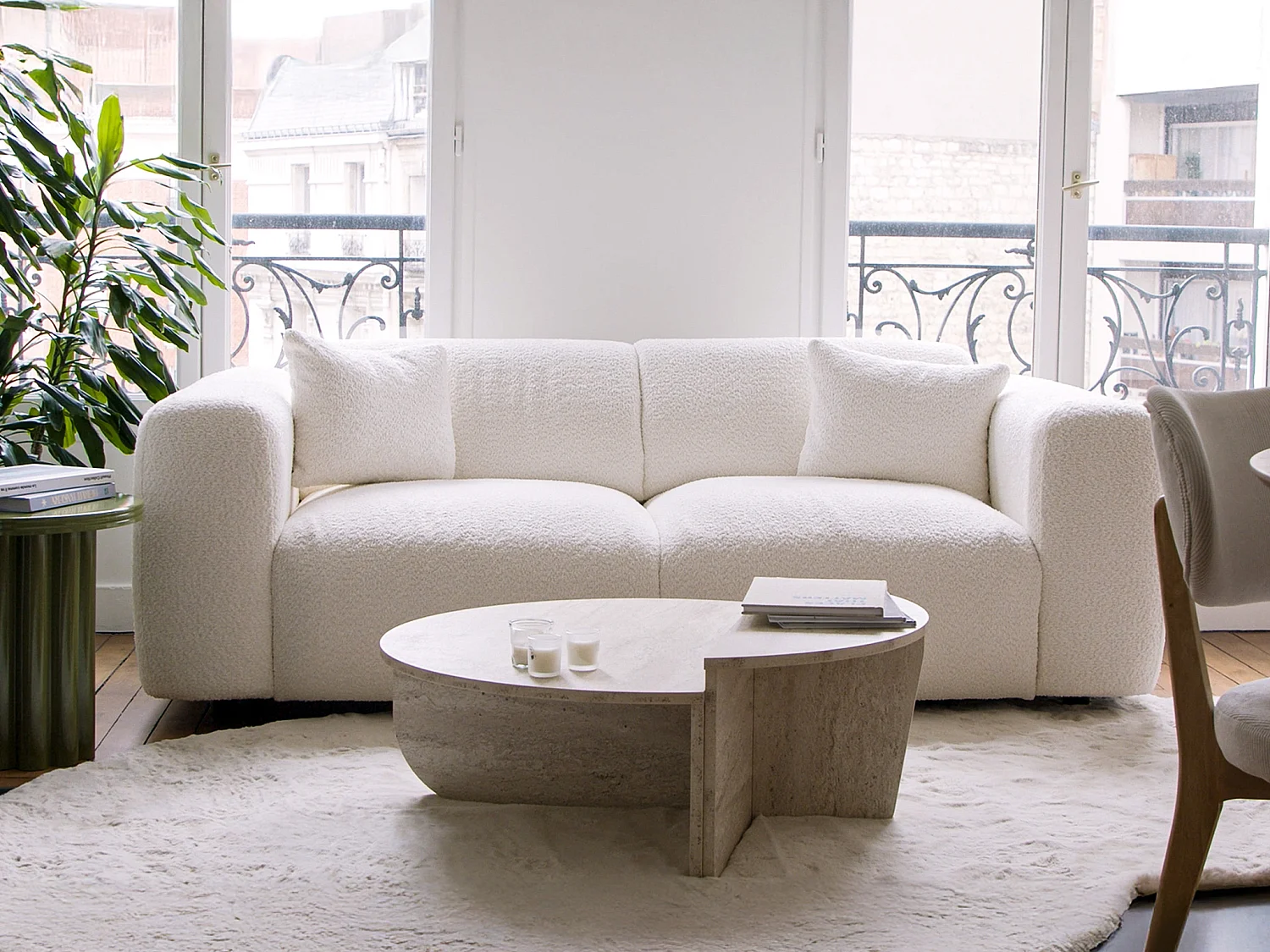 Kanapa 3-osobowa tapicerowana białym frotte POGNI marki Maison Céphy